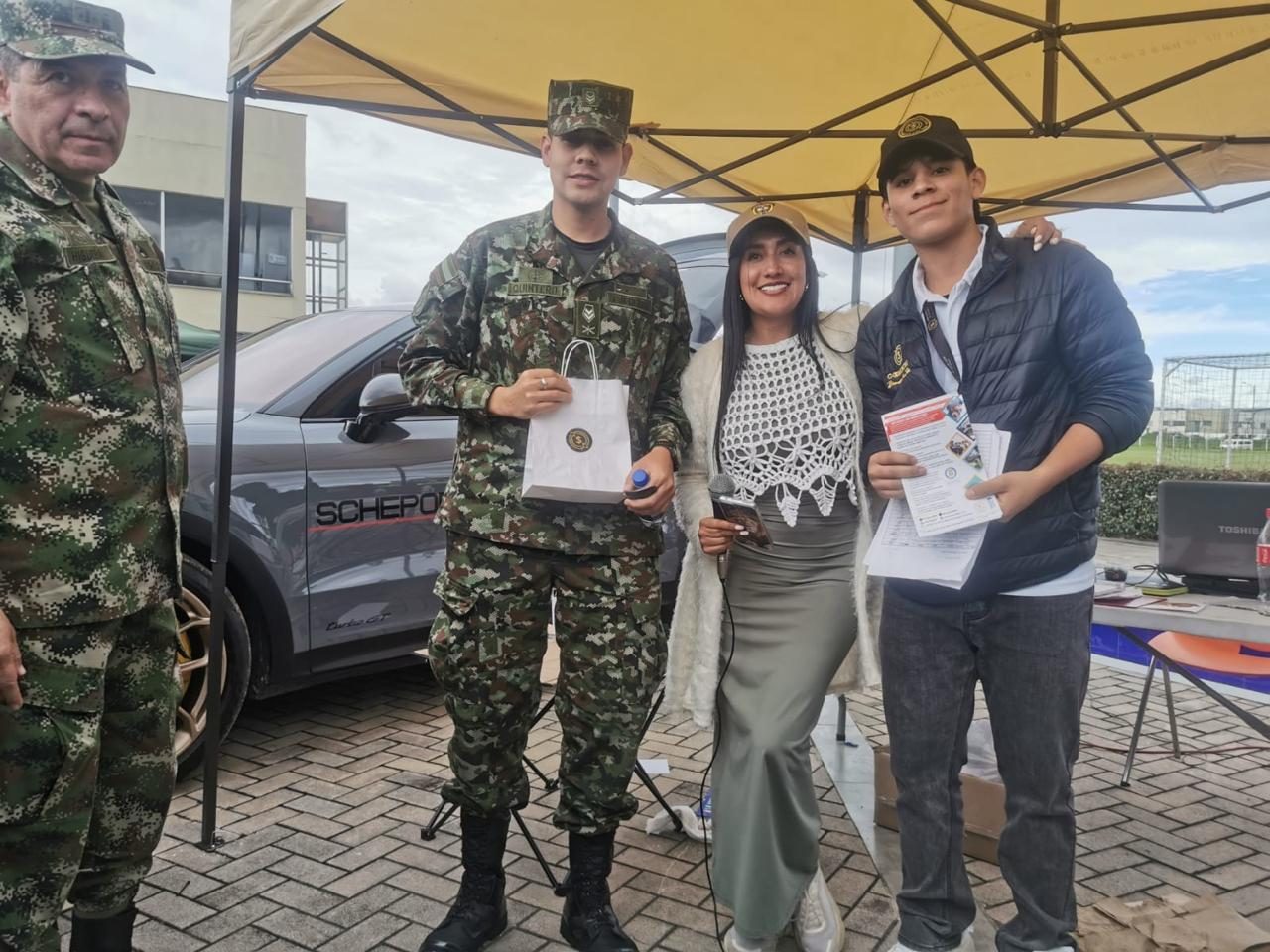 Miembros del Ejército y asesores de COOPCELTEC en una feria de convenios