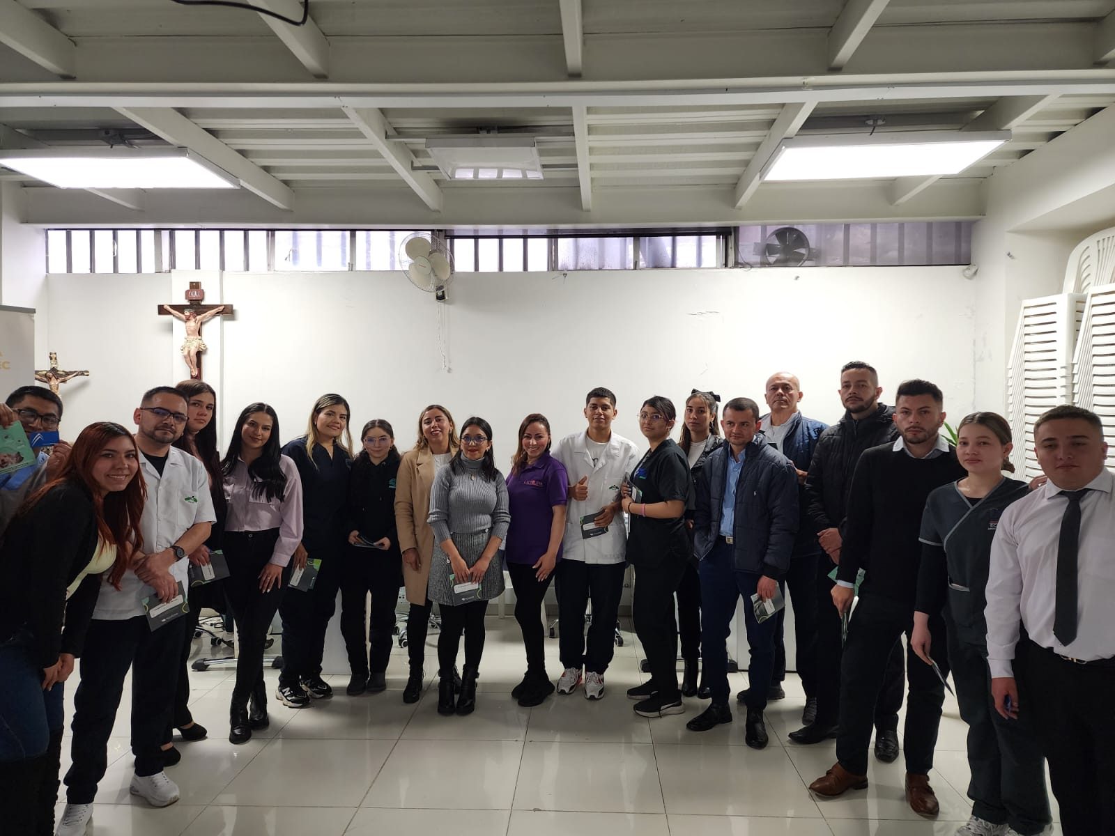 Equipo de una entidad de salud reunido en una jornada de COOPCELTEC